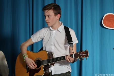 Otroci Osnovne šole Marije Vere so pozdravili pomlad in se spomnili knjižnih junakov (21)